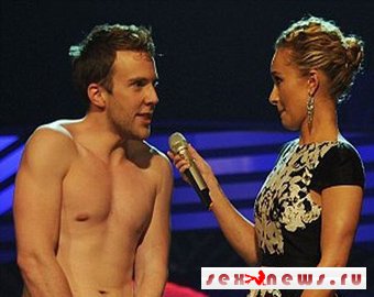 Церемонию MTV EMA прервал голый мужчина на сцене Церемонию MTV EMA прервал голый мужчина на сцене